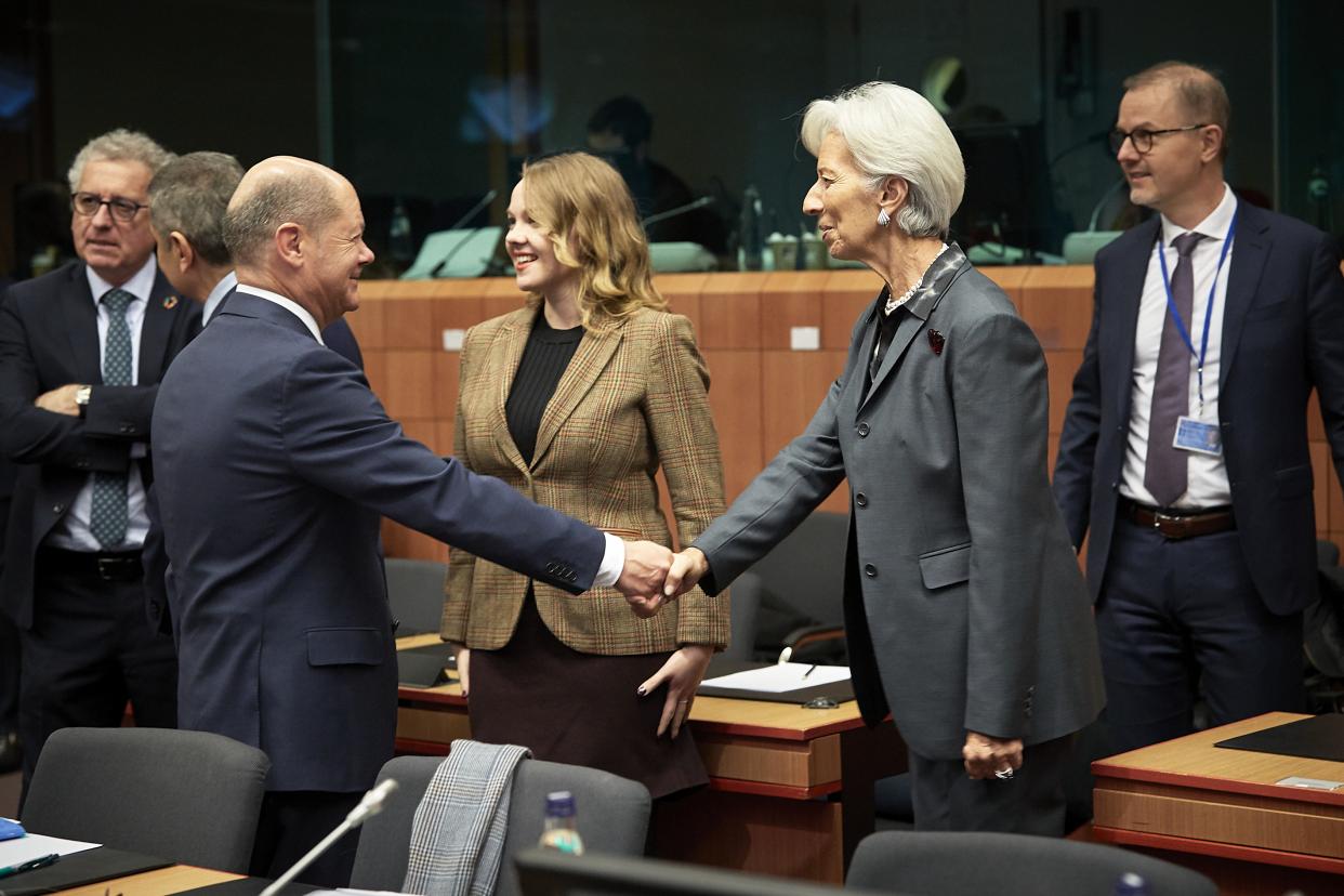 Olaf SCHOLZ, German Federal Minister for Finance shaking hands with Christine LAGARDE, President of the European Central Bank.