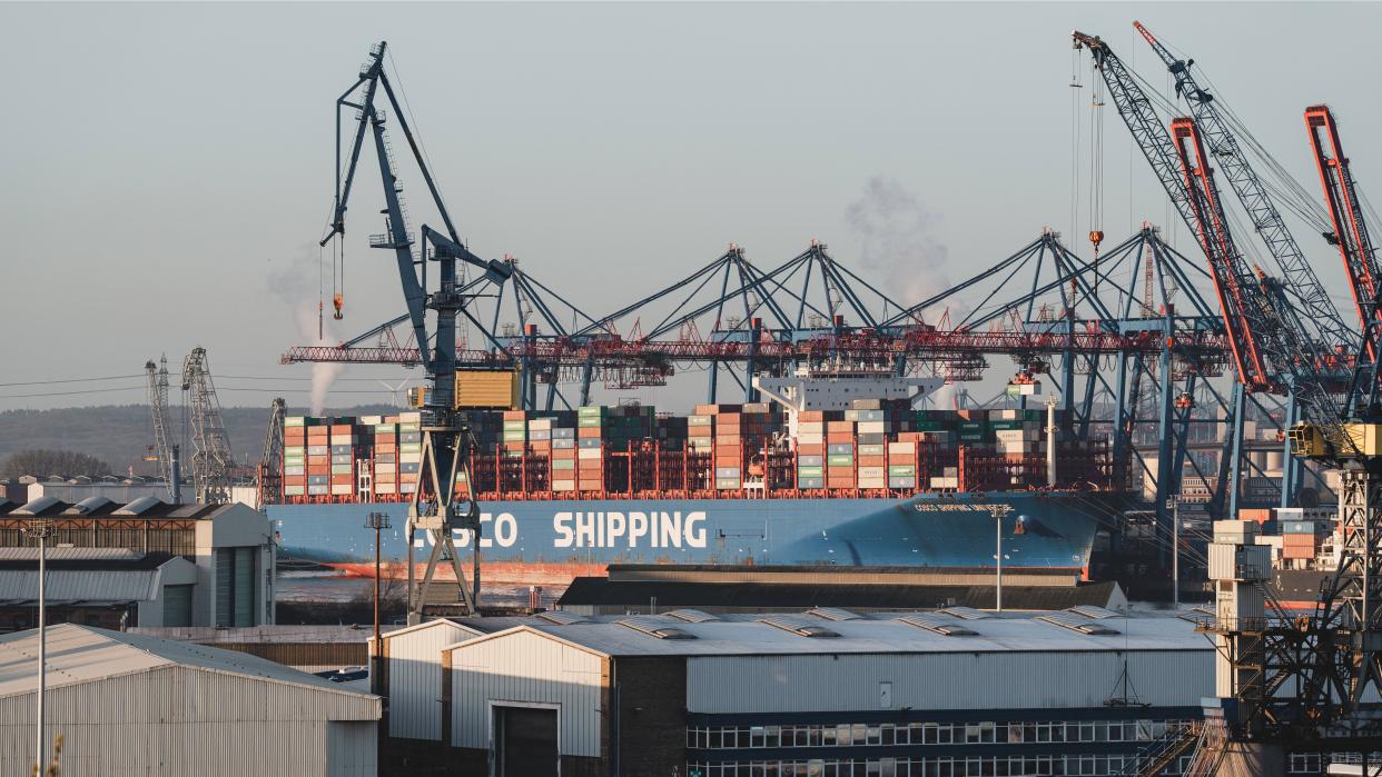 Deutschland, Hamburg: Großcontainerschiff COSCO Shipping Universe