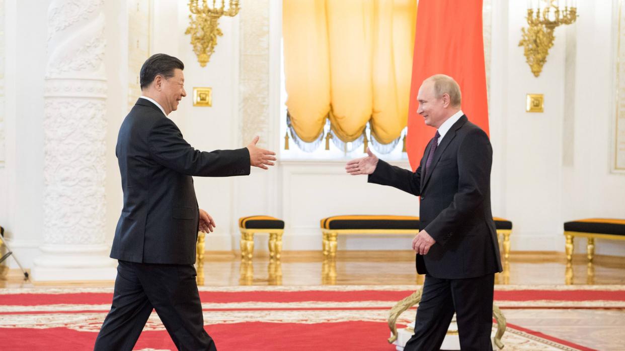 Photo of Chinese President Xi Jinping shaking hands with Russian President Vladimir Putin