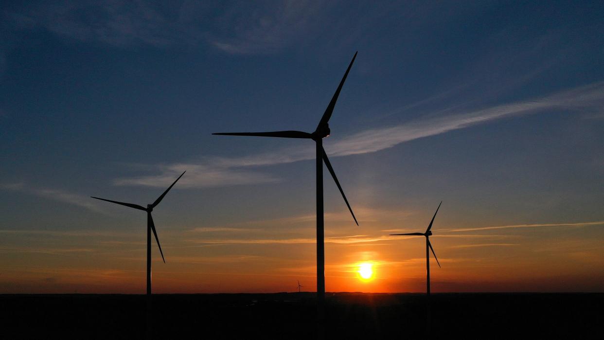 Windräder im Allgäu im Sonnenuntergang