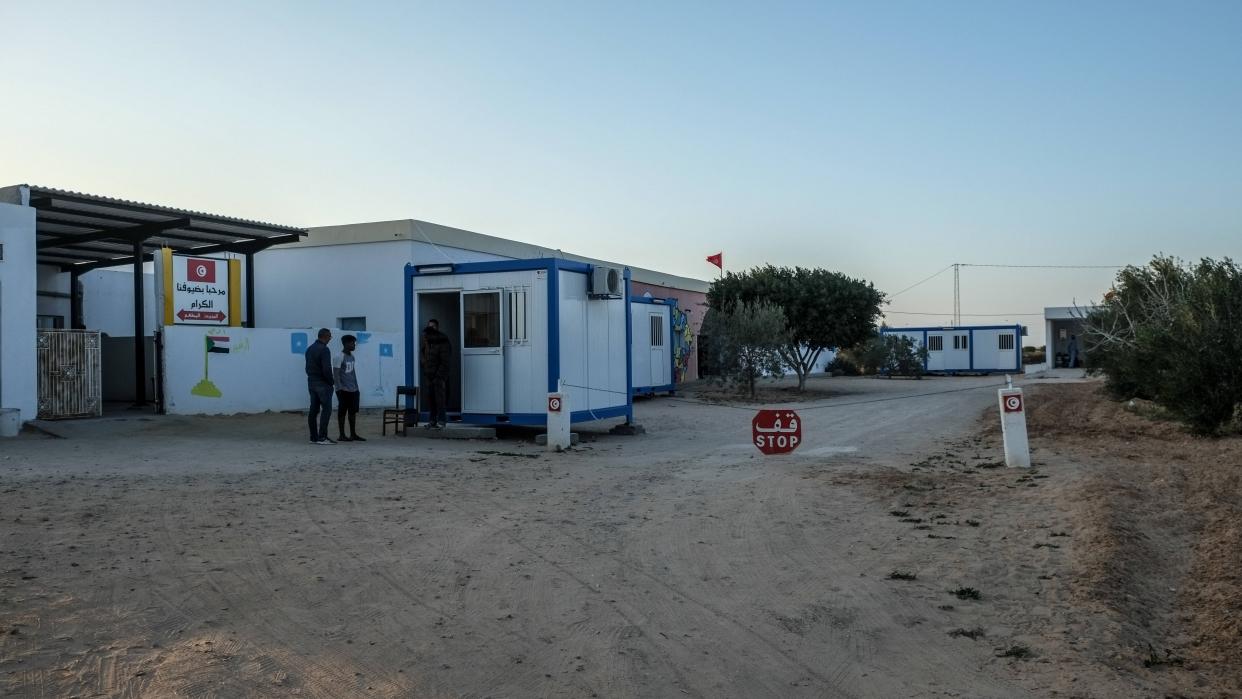 MANGE, DORMIR, CHARGES à PORTE, RÉÉPÉTER, Tunisia