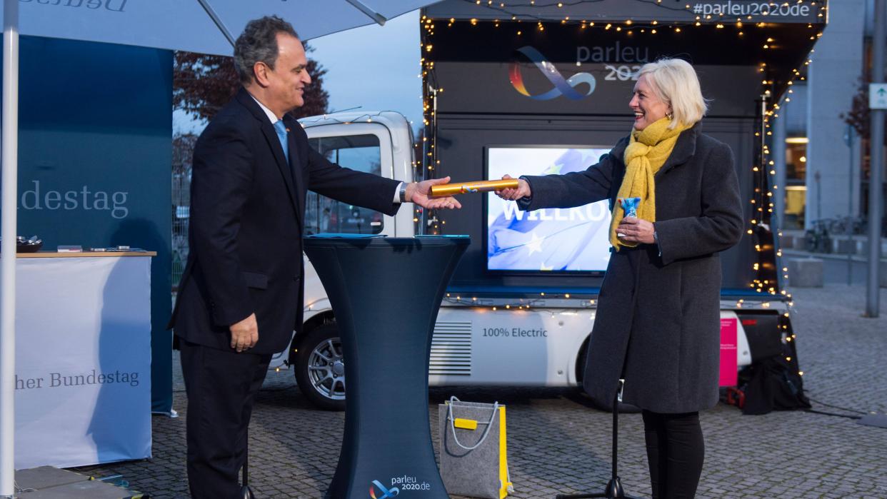 Photo of Bundestag Vice President Dagmar Ziegler handing over a symbolic baton to the Portuguese Ambassador to Germany to mark the end of Germany's presidency of the EU Council