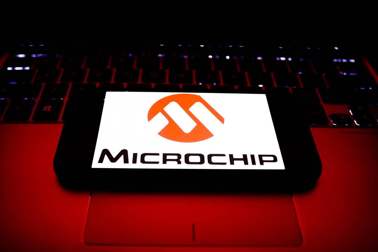 IT Firma Bild eines Microchips auf einer Laptoptastatur.