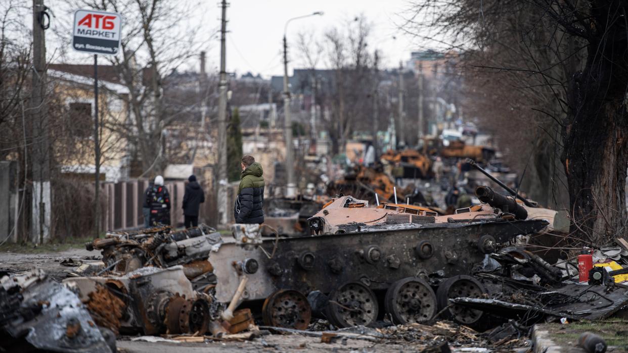6. April 2022, Irpin, Ukraine: Blick auf zerstörte Fahrzeuge und russische Panzer in Irpin, einer Stadt in der Nähe von Kiew, die kürzlich von den russischen Streitkräften befreit wurde.