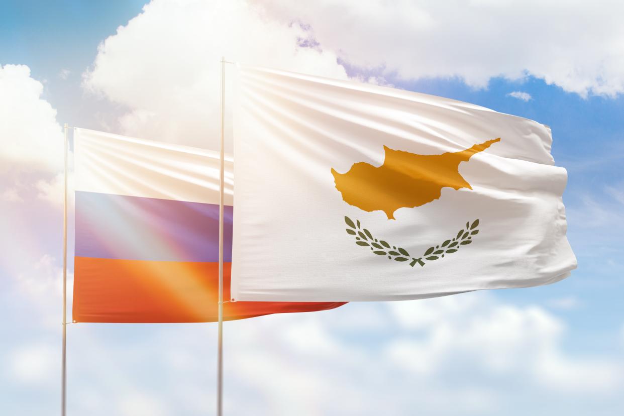 Cyrus Russia Flags