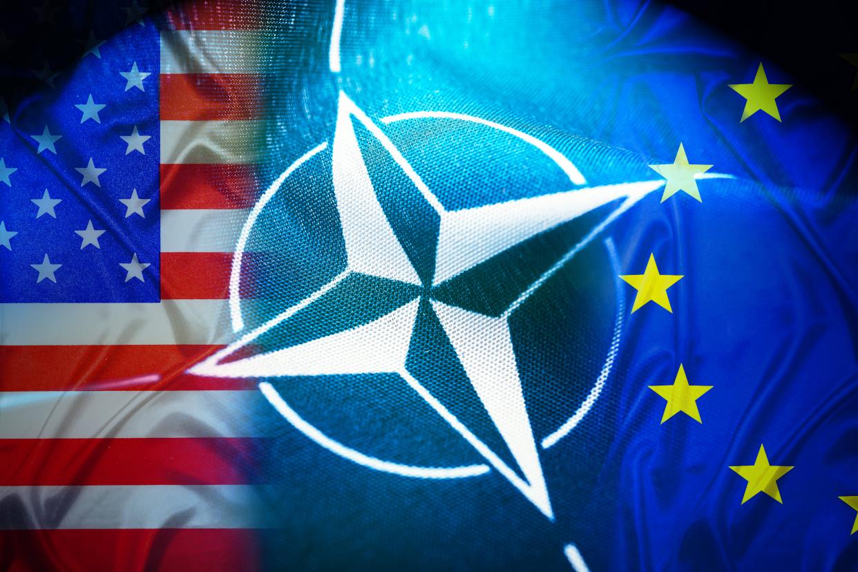 NATO-Fahne mit den Fahnen der USA und Europa