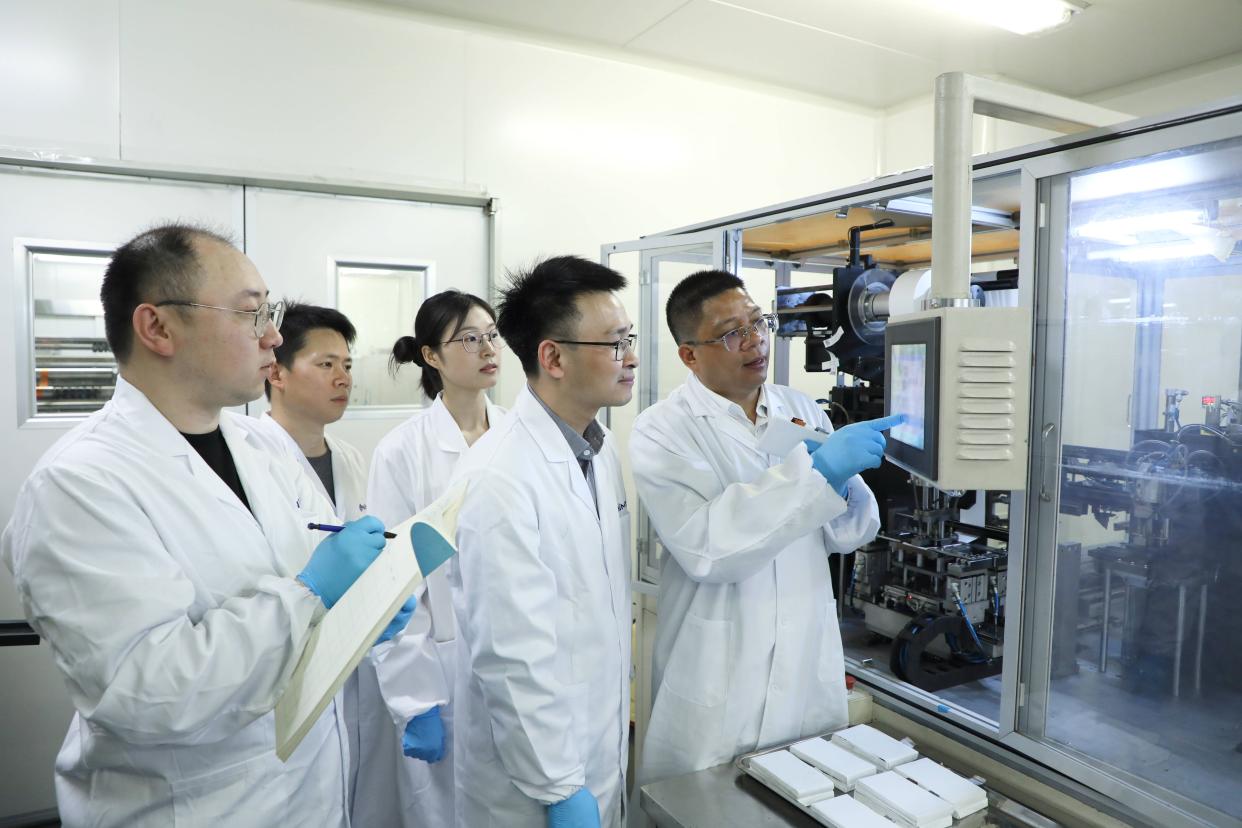 Researchers assemble pouch cells made of lithium-rich layered oxide cathode materials
