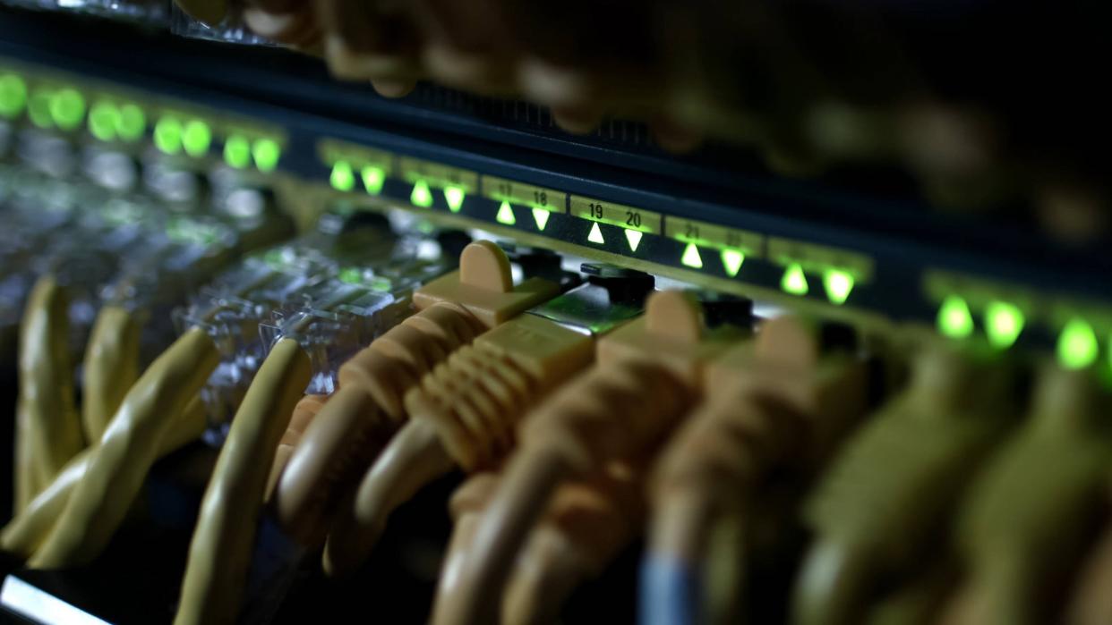 Verbindungen von Internetkabeln mit Servern