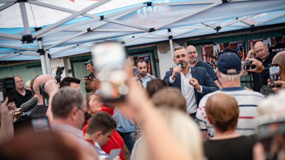 AfD-Spitzenkandidat Ulrich Siegmund bei einer Wahlkampfveranstaltung in Sachsen-Anhalt umringt von Bürgern und Bürgerinnen