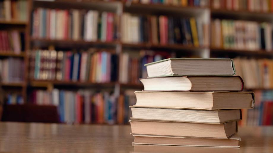 Bild: Bücher auf einem Schreibtisch