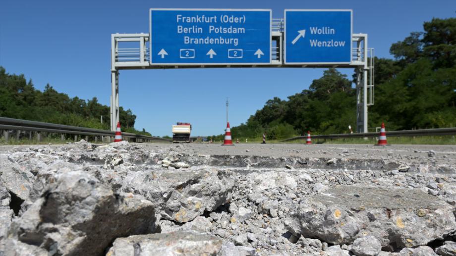 Bild: Durch Wärme aufgebrochene Betonplatten auf einer deutschen Autobahn