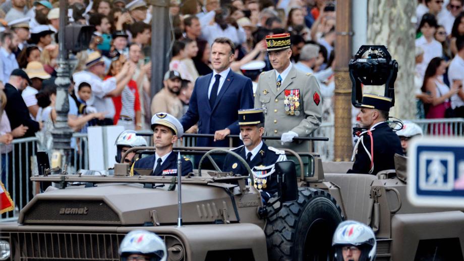Bild: Macron steht in einem offenen Militär-Jeep in einer Parade am 14.Juli