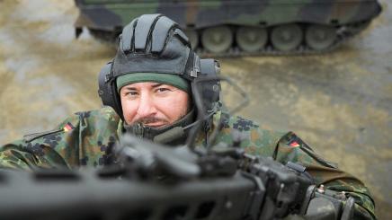 Bild: Ein deutscher Soldat in einem Panzer bei einer Übung