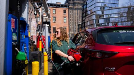 Bild: Eine Frau an einer Tankstelle in Manhattan