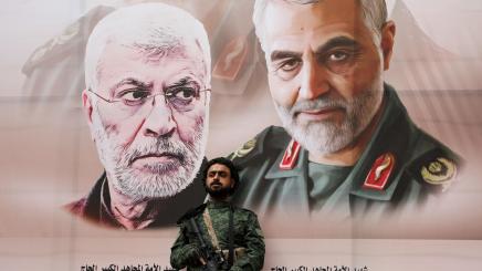 Bild: A Houthi militant stands by a billboard with posters of Iraqi militia commander Abu Mahdi al-Muhandis and Iranian military commander Qassem Soleimani during a rally by Houthi supporters to denounce the U.S. killing of both commanders, in Sanaa, Yemen January 6, 2020