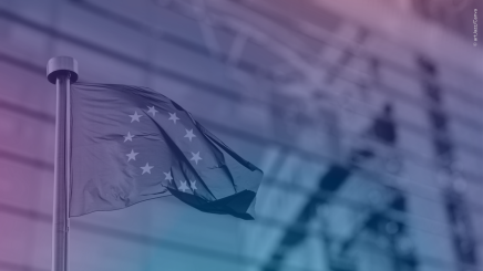 EU-Flagge vor Gebäude