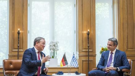 Bild: Armin Laschet im Gespräch mit Kyriakos Mitsotakis im August 2020.