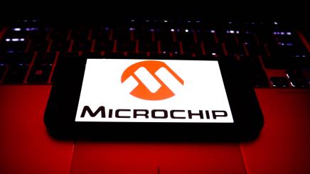 IT Firma Bild eines Microchips auf einer Laptoptastatur.