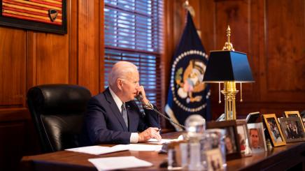Photo of US President Biden speaking with President Putin of Russia by phone